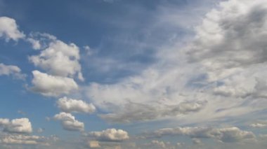 Mavi, açık gökyüzünde hızlı hareket eden beyaz bulutların hızlandırılmış görüntüleri