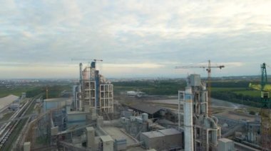 Yüksek beton fabrikası ve endüstriyel üretim alanında kule vinci olan çimento fabrikasının havadan görüntüsü. Üretim ve küresel sanayi kavramı