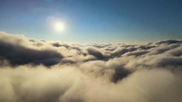 Vista aérea desde la ventana del avión a gran altitud de densas nubes de cúmulos hinchados que se forman antes de la tormenta de lluvia en la noche — Vídeo de stock