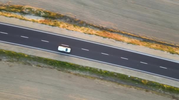 Вид з повітря на міжміську дорогу з автомобілями швидкого водіння на заході сонця. Вид зверху з дрона шосе ввечері — стокове відео