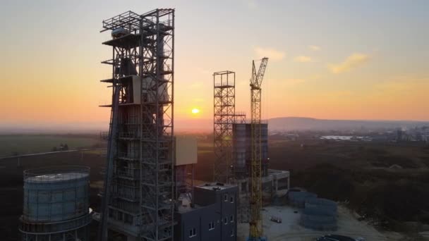 Fábrica de cimento em mineração a céu aberto de materiais de pedra de areia de construção. Cavagem de recursos de cascalho na pedreira ao pôr do sol — Vídeo de Stock