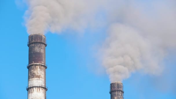 Termik santrale yakın siyah dumanlı yüksek borular atmosferi kirletiyor. Fosil yakıt kavramına sahip elektrik enerjisi üretimi — Stok video