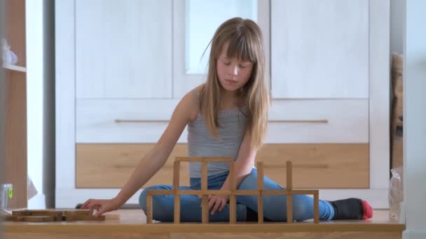 Glückliches Kind Mädchen beim Spielen Stapeln von Holzspielzeugklötzen in hoher Stapelstruktur. Handbewegungssteuerung und Aufbau von Berechnungsfähigkeiten — Stockvideo