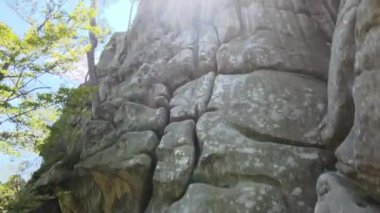 Küçük çocuk kayalık dağın dik duvarına tırmanıyor. Çocuk tırmanışçı zorlu rotayı aştı. Ekstrem spor konseptine dalmak