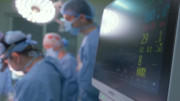 手術中の病院の劇場室内の心拍数と患者管理モニター — ストック動画
