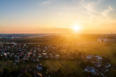 Gün batımında kırsal bölgedeki yerleşim yerlerinin hava görüntüsü
