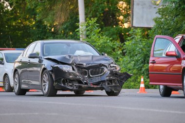 Şehir caddesindeki çarpışma sonrası ağır araba kazalarında hasar görmüş. Yol güvenliği ve sigorta kavramı