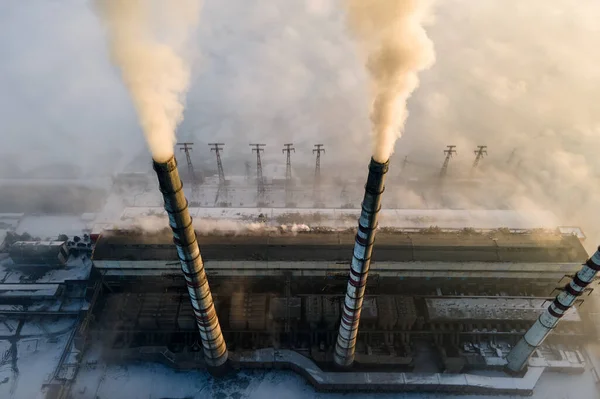 Vue aérienne de la centrale au charbon hauts tuyaux avec fumée noire se déplaçant vers le haut atmosphère polluante au coucher du soleil — Photo
