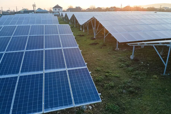 Vue aérienne d'une grande centrale électrique durable avec des rangées de panneaux solaires photovoltaïques pour produire de l'énergie électrique écologique propre. Electricité renouvelable avec concept zéro émission. — Photo