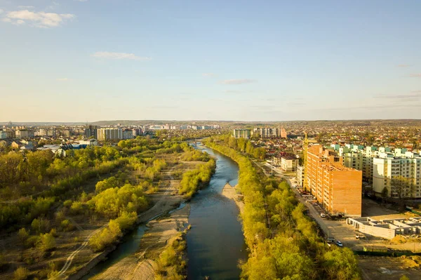 Vue aérienne de grands immeubles résidentiels en construction et de la rivière Bystrytsia dans la ville d'Ivano-Frankivsk, Ukraine — Photo