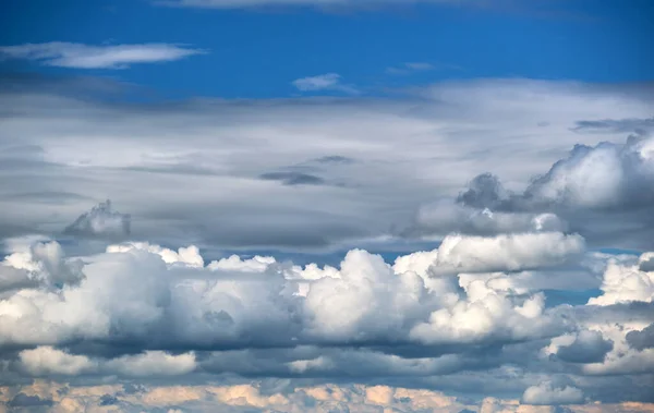 Pemandangan cerah putih puffy cumulus awan di langit biru jernih — Stok Foto
