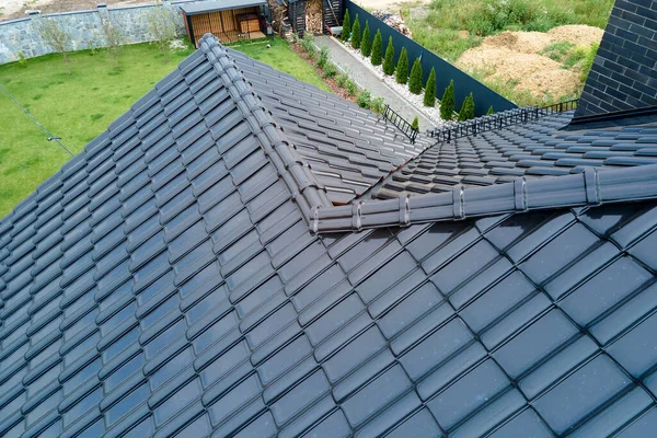 Detailní záběr střechy domu kryté lesklé keramické šindele — Stock fotografie