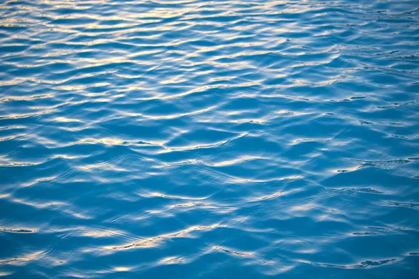 Gros plan du paysage marin surface de l'eau de mer bleue avec de petites vagues d'ondulation — Photo