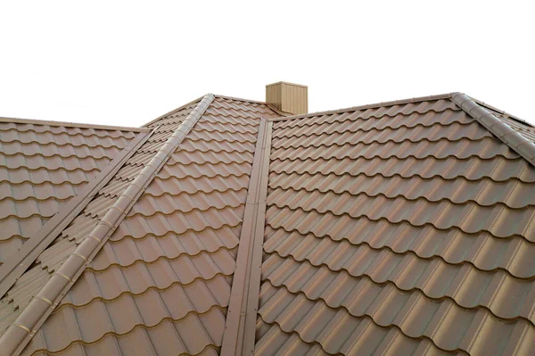Detaliu al structurii acoperișului casei acoperite cu plăci metalice maro — Fotografie, imagine de stoc