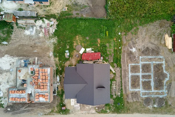 Vista aérea de cima para baixo de obras de construção de nova casa fundação de concreto no canteiro de obras — Fotografia de Stock