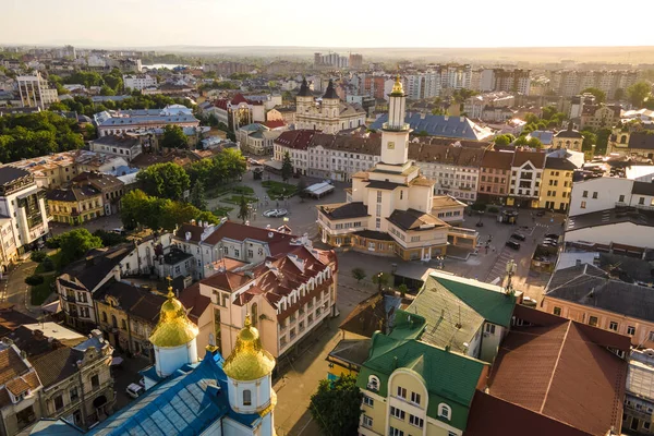 Luchtfoto van het historische centrum van Ivano-Frankivsk stad met oude Europese architectuur — Stockfoto