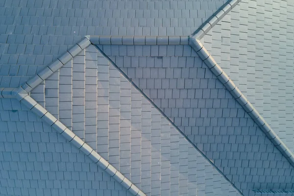 Primer plano de la azotea de la casa cubierta con tejas de cerámica. Revestimiento de azulejos del edificio —  Fotos de Stock