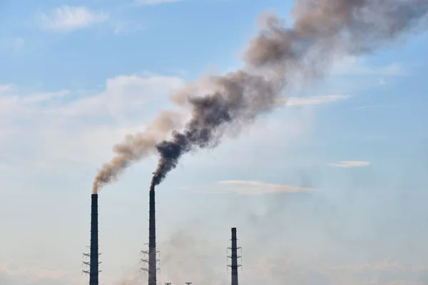 Closeup van thermische centrale hoge buizen met zwarte rook verplaatsen naar boven vervuilende atmosfeer. Productie van elektrische energie met fossiele brandstoffen — Stockfoto