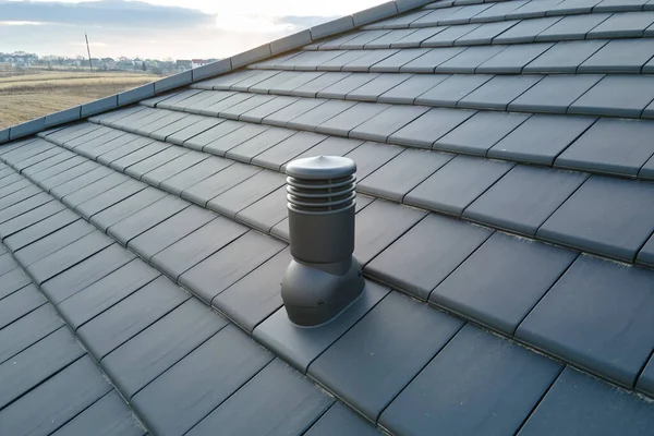 Närbild av ventilationsröret på husets tak täckt med keramiska bältros. Kallad täckning av byggnaden — Stockfoto