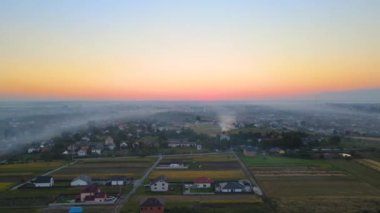 Kuru otlardan çıkan zirai atıkların ve kuru havayla yanan saman sakallarının havadan görünüşü tarım arazilerindeki kurak mevsimde küresel ısınma ve kanserojen gazlara neden oluyor..