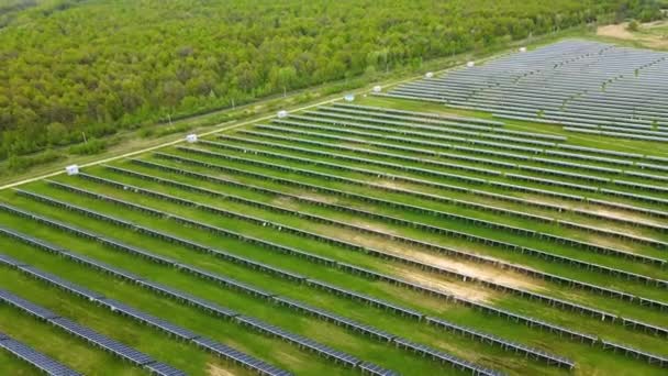 Αεροφωτογραφία του μεγάλου βιώσιμου σταθμού ηλεκτρικής ενέργειας με πολλές σειρές ηλιακών φωτοβολταϊκών πάνελ για την παραγωγή καθαρής οικολογικής ηλεκτρικής ενέργειας. Ανανεώσιμη ηλεκτρική ενέργεια με μηδενικές εκπομπές — Αρχείο Βίντεο