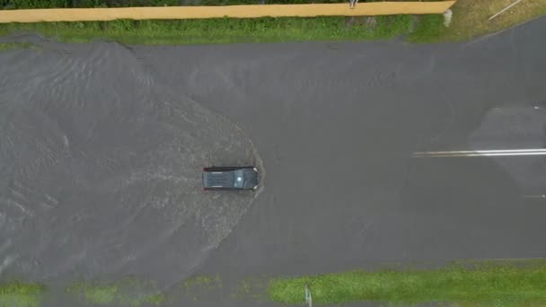 大雨の後に浸水通りを運転車と都市交通の空中ビュー。道路排水システムの問題 — ストック動画