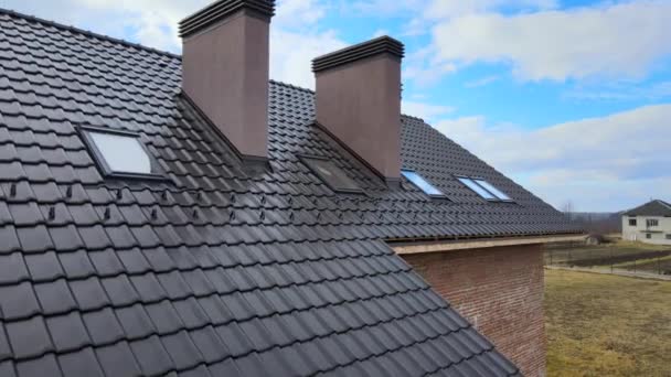 Widok z lotu ptaka dach domu pokryty gontami ceramicznymi. Pokrycie okładziną budynku w budowie — Wideo stockowe