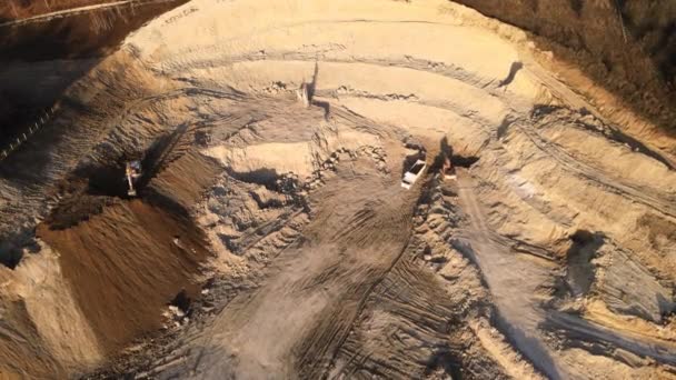 Вид с воздуха на открытую шахту по добыче известняка для строительной промышленности с экскаваторами и самосвалами — стоковое видео