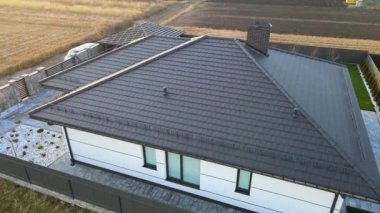 Seramik kiremitlerle kaplı çatısı olan özel bir evin havadan görüntüsü. Gayrimenkul konseptine yatırım