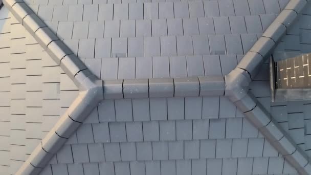 Luchtfoto van prive-huis met keramische dakpannen bedekt dak. Investeringen in vastgoed — Stockvideo