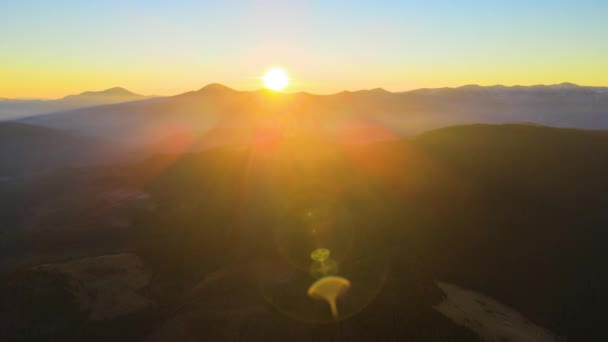 Krásná horská panoramatická krajina s mlhavými vrcholy a zamlženým údolím při západu slunce — Stock video