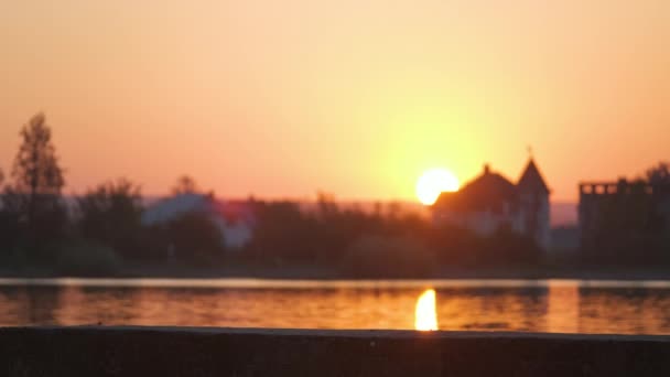 Jeune femme marchant seule sur le rivage du lac passerelle pendant la soirée chaude. Solitude et détente dans la nature concept — Video