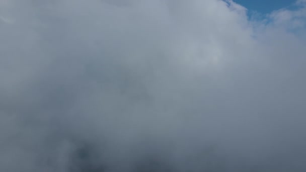 Vista aérea a gran altitud de nubes de cúmulos oscuros formándose antes de la tormenta — Vídeos de Stock