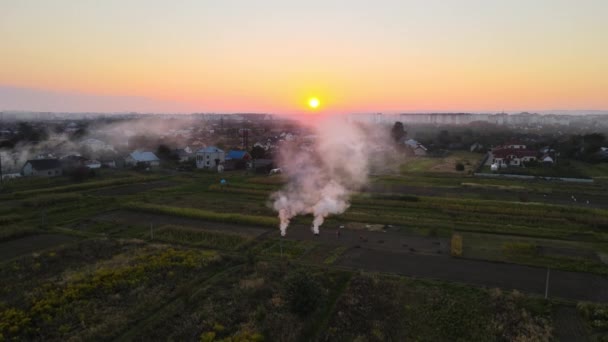 Flygfoto över jordbruksbränder från torrt gräs och halmstubb som brinner med tjock rök förorenande luft under torrperioden på jordbruksmark som orsakar global uppvärmning och cancerframkallande rök. — Stockvideo