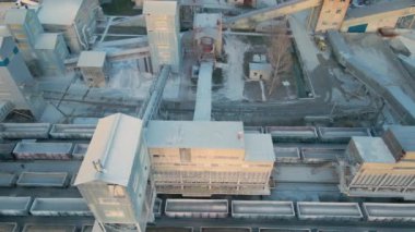Kargo treninin havadan görünüşü maden fabrikasında ezilmiş taş malzemelerle dolu. Öğütülmüş kireç taşı cevherinin demiryolu taşımacılığı