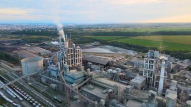 Yüksek beton fabrikası ve endüstriyel üretim alanında kule vinci olan çimento fabrikasının havadan görüntüsü. Üretim ve küresel sanayi kavramı