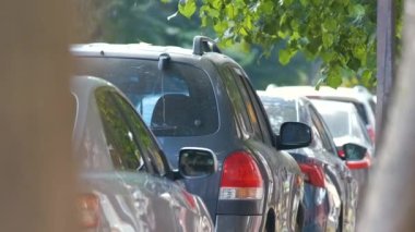 Sokak kenarında park halindeki arabalarla şehir trafiği