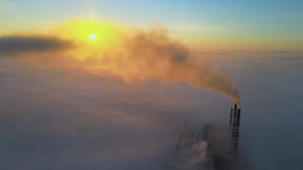 Luchtfoto van hoge pijpen van kolencentrales met zwarte rook die bij zonsopgang de vervuilende atmosfeer opgaat — Stockvideo