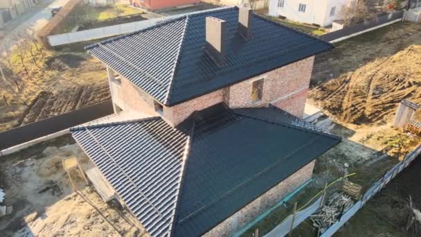 Вид с воздуха на крышу дома, покрытую керамической черепицей. Плиточный покров строящегося здания — стоковое видео