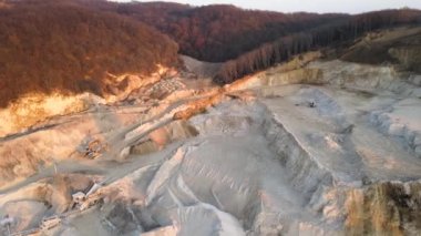 İnşaat kum taşı malzemelerinin açık çukur kazımı