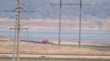 Sonbaharın sonlarında tarım tarlası süren küçük tarım traktörü.