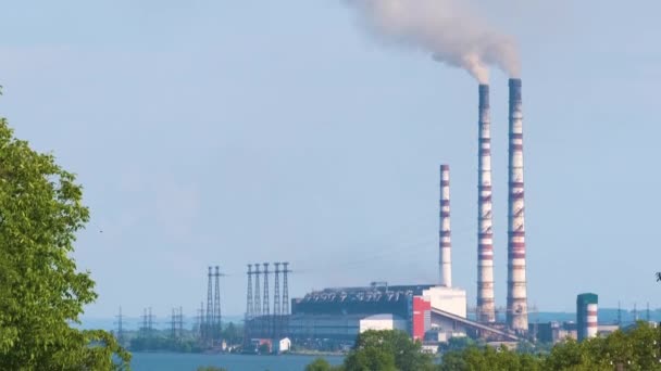 Hoge pijpen van kolencentrales met zwarte rook die naar boven beweegt, vervuilende atmosfeer. Productie van elektrische energie met fossiele brandstoffen — Stockvideo