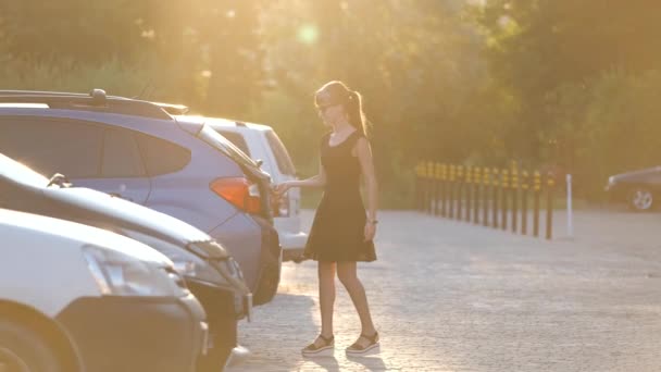 Egy fiatal női sofőr bőröndöt visz ki a kocsiból. Utazási és nyaralási koncepció — Stock videók
