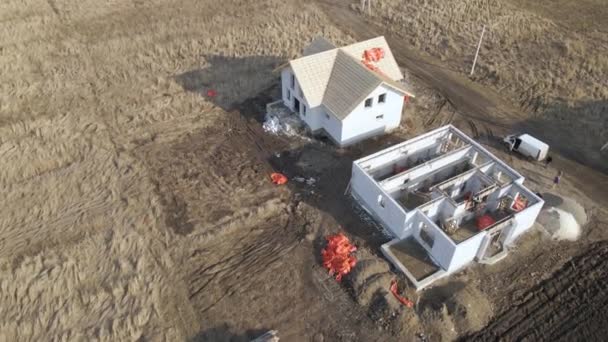 Légi kilátás befejezetlen keret saját ház szénsavas könnyű beton falak és fából készült tető keret építés alatt — Stock videók