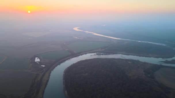 Vue aérienne d'une large rivière coulant tranquillement dans la campagne en soirée d'automne — Video