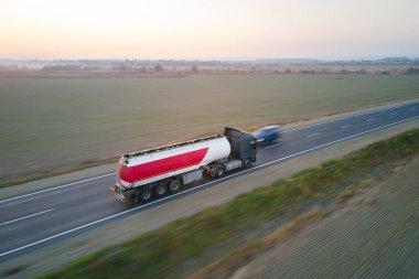 Anayolda yük taşıyan hızlı yakıt kamyonu görüntüsü bulanıklaşıyor. Teslimat ulaşım ve lojistik kavramı