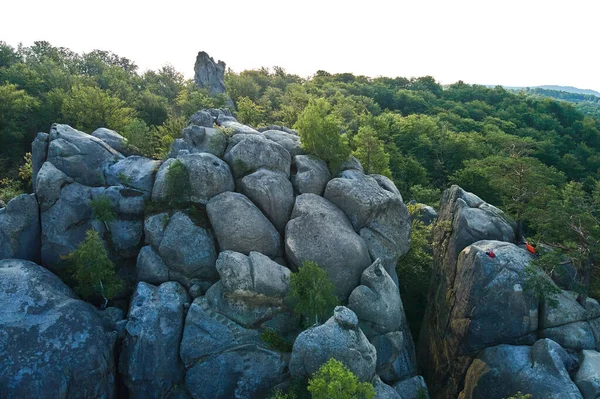 Vista aérea del paisaje brillante con árboles forestales verdes y grandes rocas rocosas entre densos bosques en verano. Hermoso paisaje de bosque salvaje — Foto de Stock