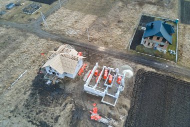 İnşaat halindeki özel evin bitmemiş çerçevesinin havadan görüntüsü