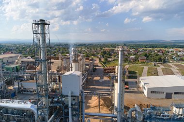 Fabrikadaki kereste yığınlarıyla ahşap işleme fabrikasının hava manzarası.