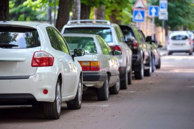 Sokak kenarında park halindeki arabalarla şehir trafiği